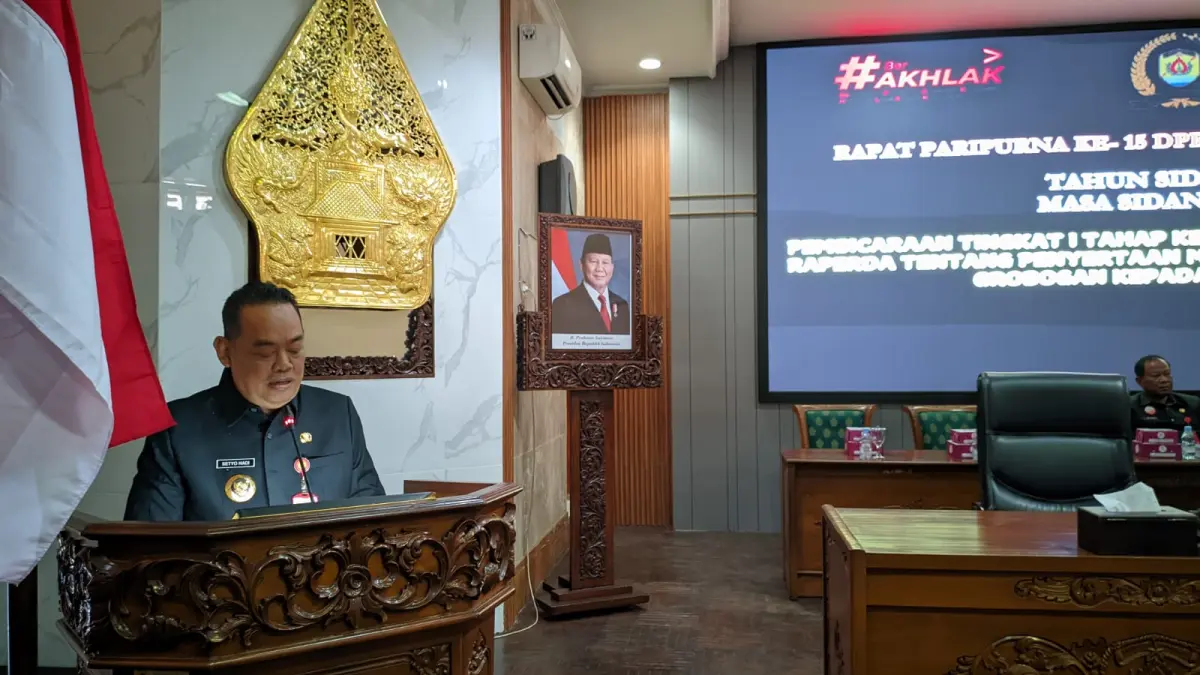 AJUKAN MODAL – Bupati Grobogan Setyo Hadi membacakan sambutan dalam penjelasan Raperda tetang penyertaan Modal Pemda kepada BUMD Tahun 2027 di rapat paripurna, Senin (27/7). 