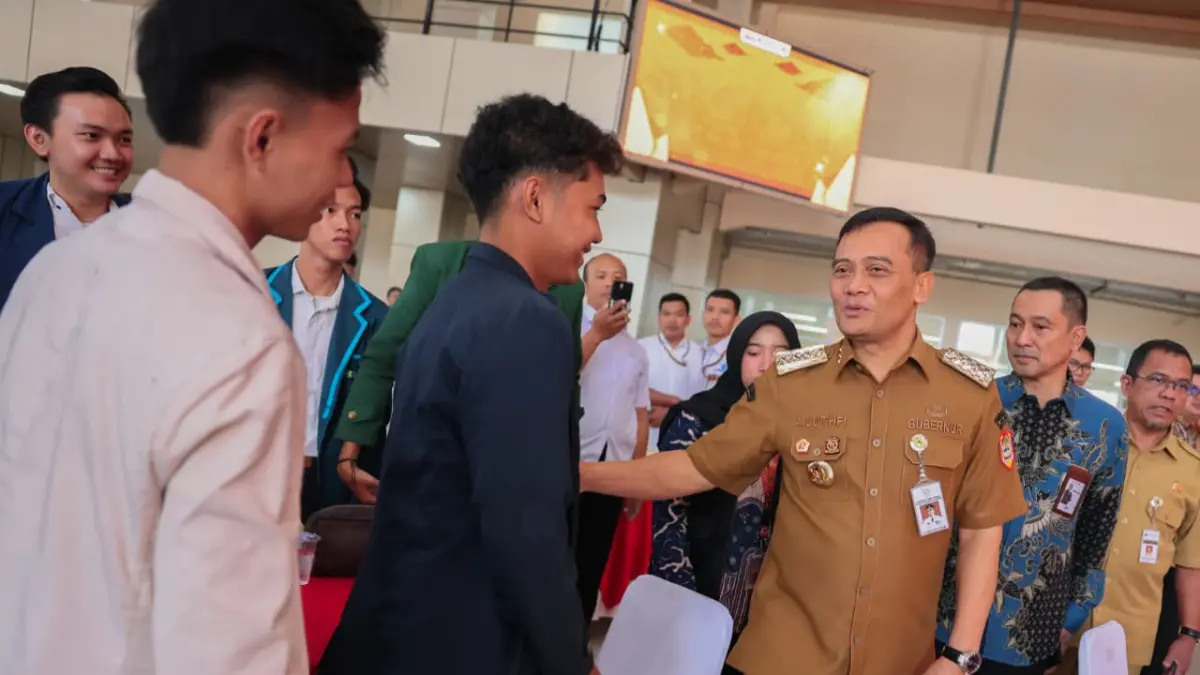 AKRAB: Gubernur Jawa Tengah, Ahmad Luthfi, mengajak kepada para mahasiswa tidak hanya sekadar sebagai agent perubahan (agent of change), tetapi juga ikut terlibat dalam pembangunan daerah. &nbsp;