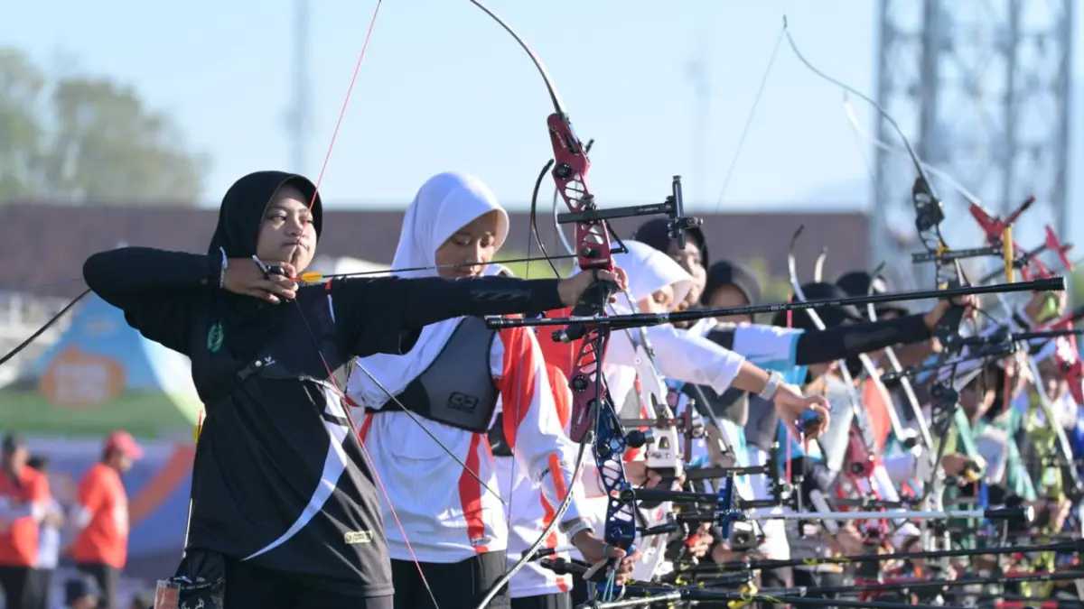BERSAING KETAT: Sejumlah atlet panahan bersaing pada ajang MilkLife Archery Challenge Kejurnas Junior. (MLAC UNTUK RADAR KUDUS)