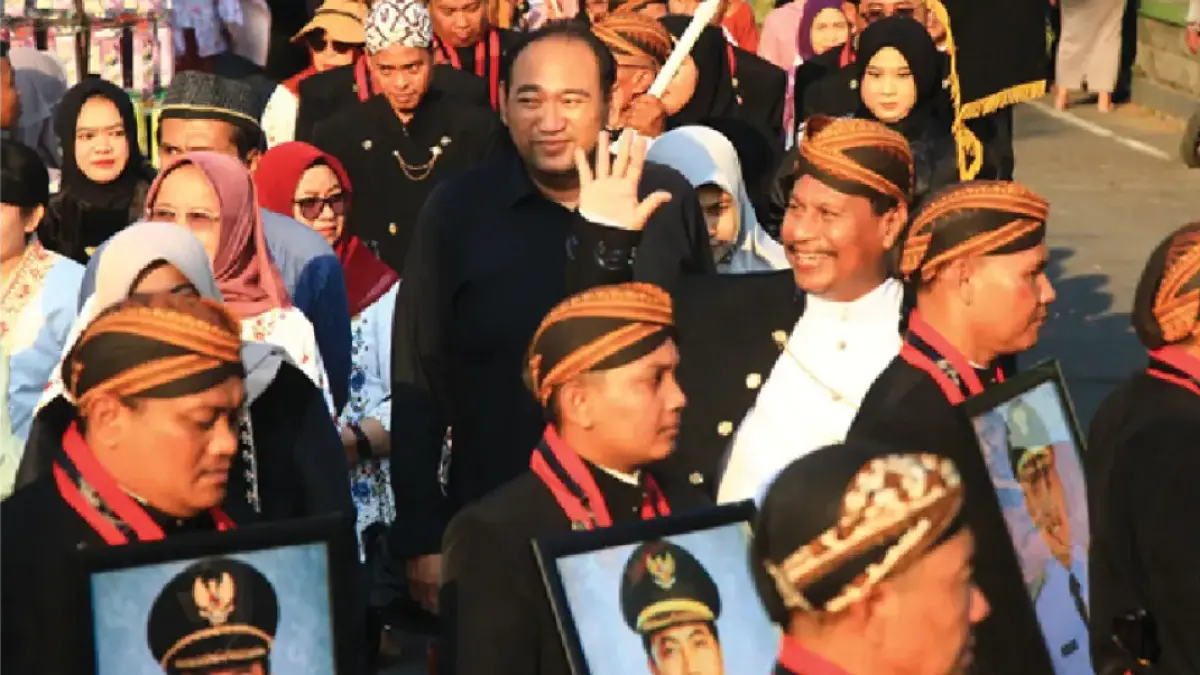 Bupati Rembang Harno menyapa warga saat prosesi kirab Hari Jadi ke-285 Kabupaten Rembang.