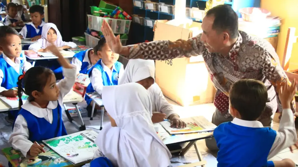 Direktur Jawa Pos Radar Kudus Baehaqi menyapa sejumlah peserta lomba mewarnai dalam rangka Hari Jadi ke 285 Kabupaten Rembang, (27/7).
