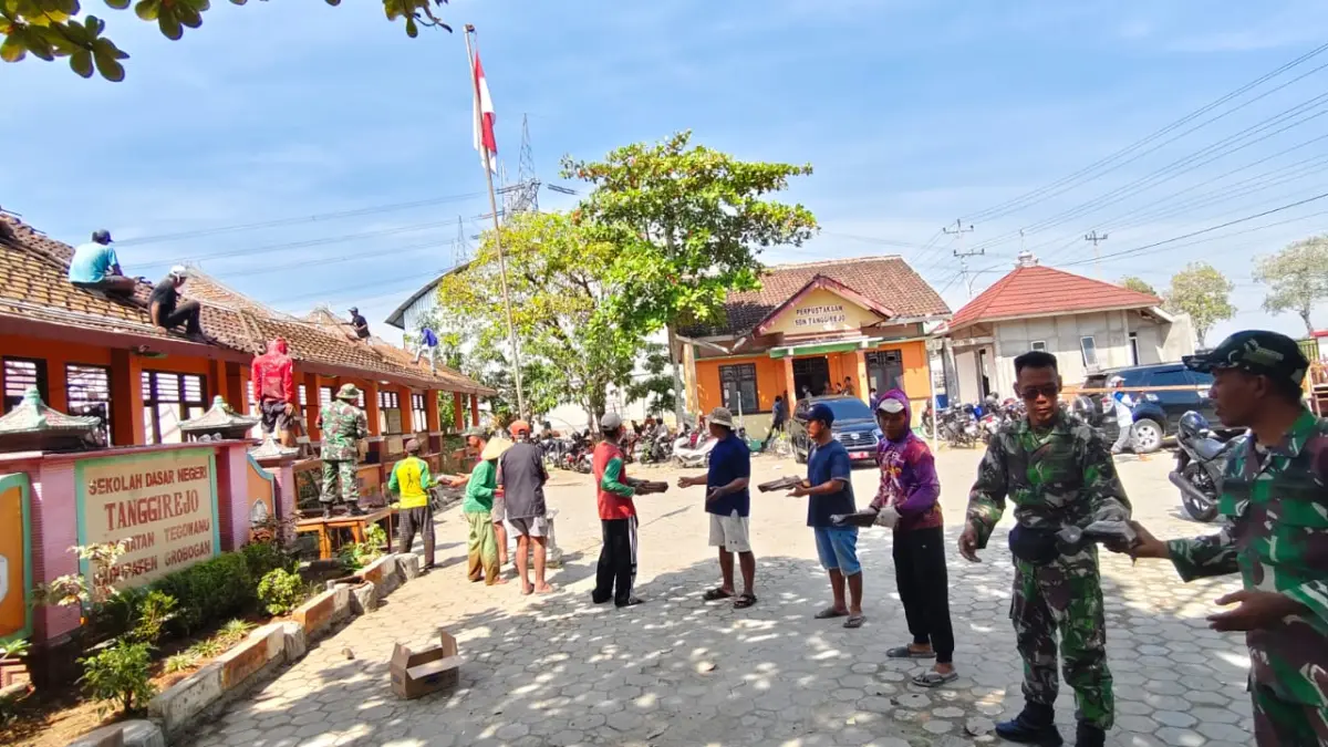 KERJA BHAKTI – Orang tua wali murid SD N Tanggirejo bersama pekerja dan TNI lakukan kerja bhakti turunin genteng untuk dibangun kembali dari kelas yang rusak, Senin (27/7). 