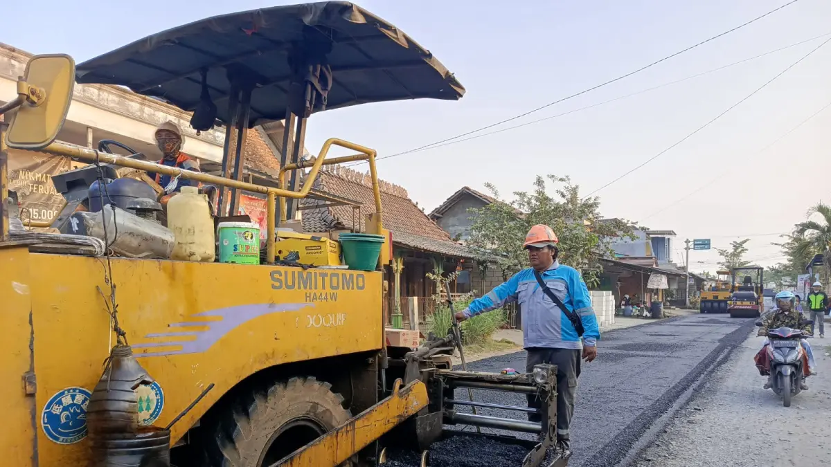 MULUS: Pekerja mengaspal jalan Welahan belum lama ini, ruas Gidangelo-Guwosubokerto itu belasan tahun belum tersentuh perbaikan. 