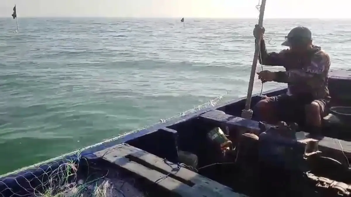TERDAMPAK: Nelayan yang melaut di Perairan Mororejo turut terdampak saat mencari ikan, karena batu bara mencemari area laut.