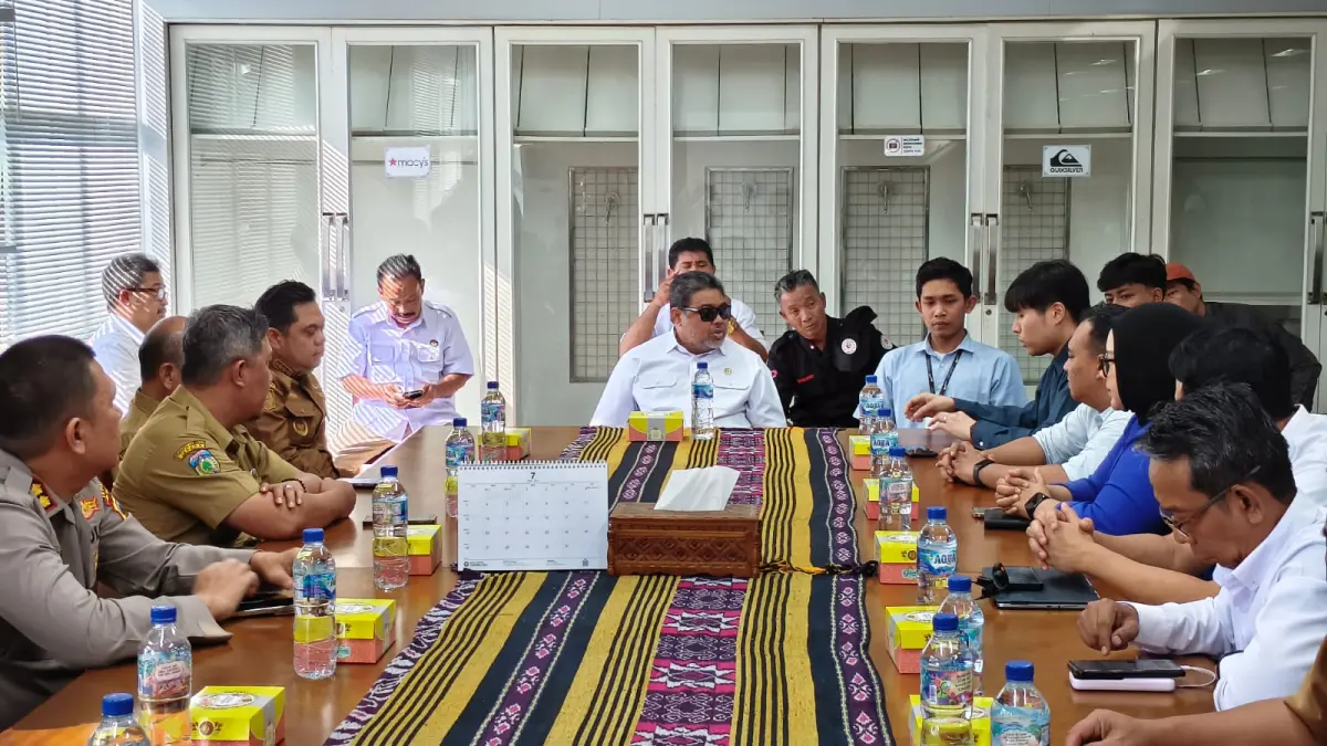TURUN LANGSUNG: Penasihat Khusus Presiden Bidang Ketenagakerjaan dan Kesejahteraan Buruh, Said Iqbal, meninjau langsung kondisi PT Samwon Busana Indonesia pada Senin (27/7).(DISKOMINFO JEPARA UNTUK RADAR KUDUS)