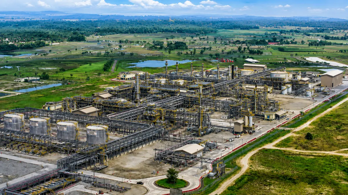 AREAL PENGEBORAN: Sebidang lapangan minyak di Blok Cepu yang digarap Exxonmobile, di mana BPH Blora ikut memiliki pasticipating interest (PI) 10 persen di Wilayah Kerja Blok Cepu melalui Badan Kerja Sama (BKS). (EKO SANTOSO/RADAR KUDUS)