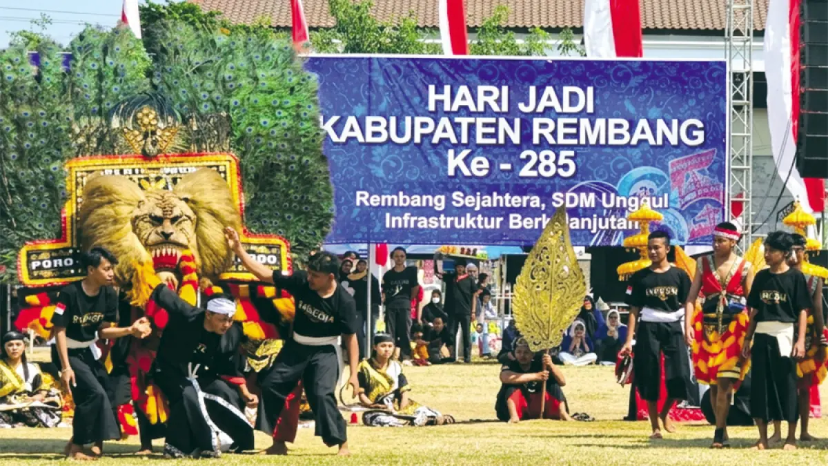 ATRAKTIF: Penampilan reog dari sanggar seni Baraloka (Barong Raras Loka Karya) Desa Sumber, Kecamatan Sumber, Rembang, usai upacara Hari Jadi ke-285 Rembang di alun-alun kemarin. (DINBUDPAR UNTUK RADAR KUDUS)