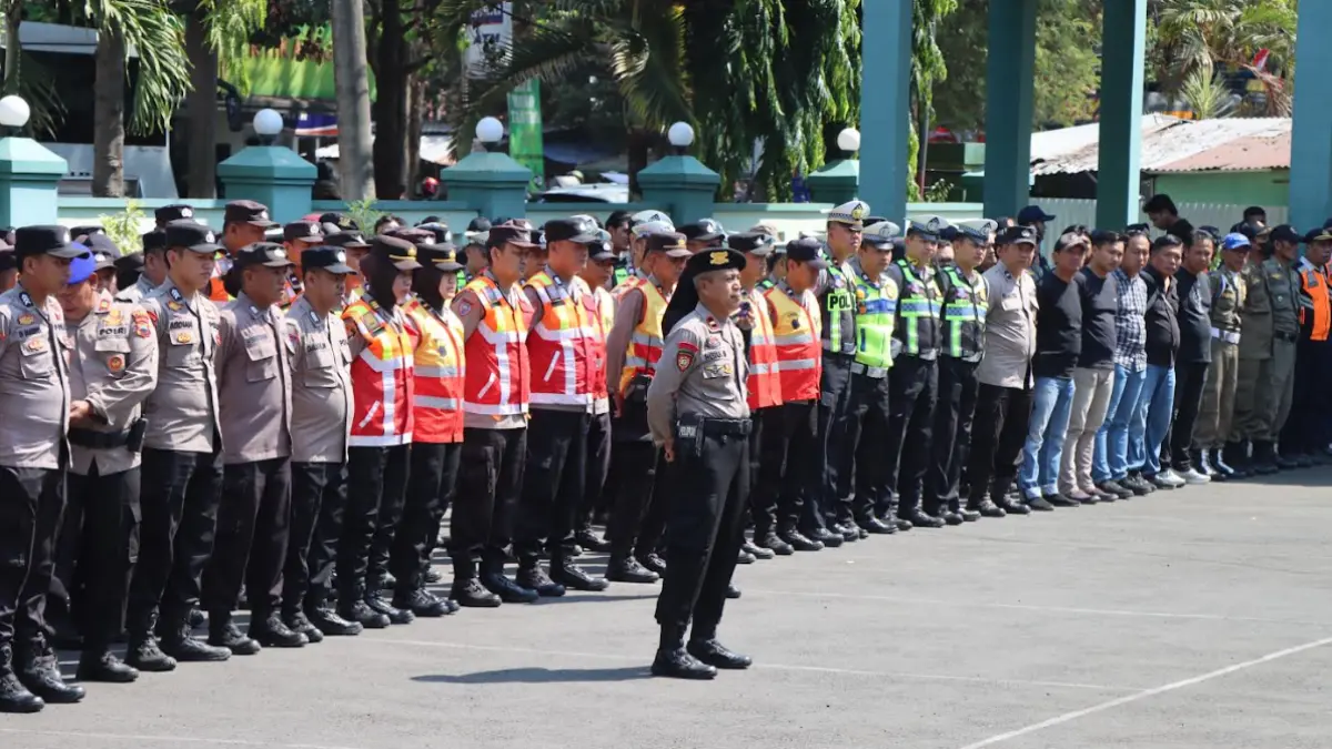 BERBARIS: TNI-Polri bersiaga di halaman Dandim Pati. (HUMASRESTA PATI UNTUK RADAR KUDUS)