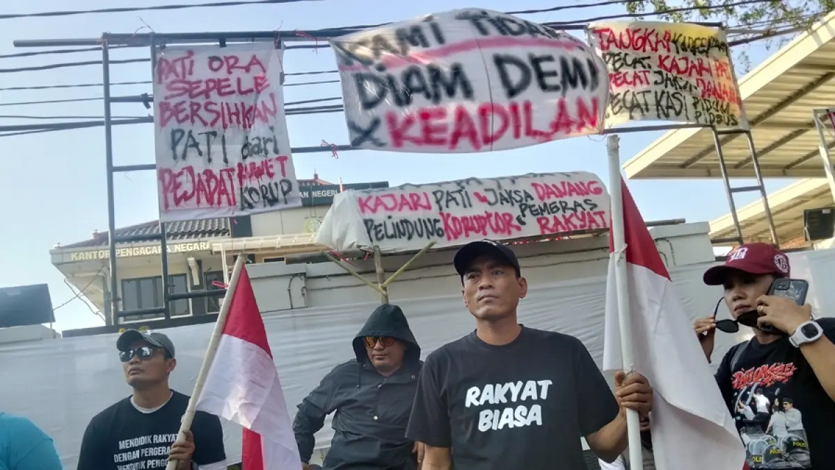 DIDEMO: Warga Pati bersama AMPB mendatangi Kantor Kejaksaan Negeri Pati kemarin. (ANDRE FAIDHIL FALAH/RADAR KUDUS)