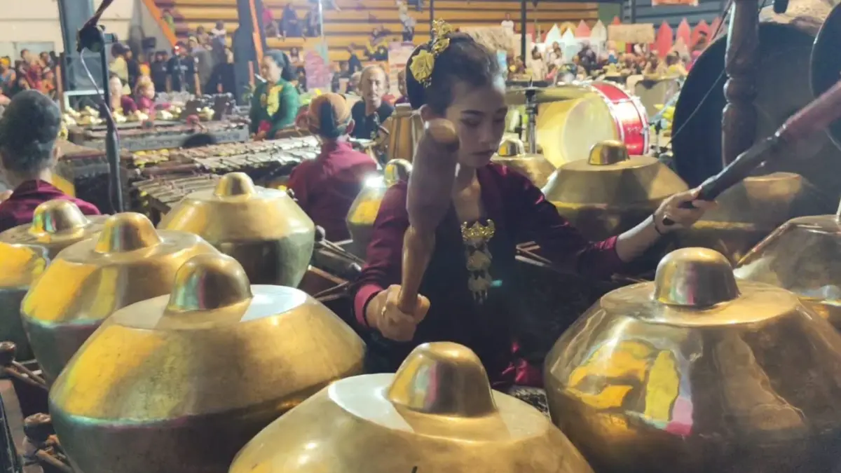 KREATIF: Salah satu peserta didik di Pati memukul alat tradisional di GOR Pesantenan Pati belum lama
ini. (ANDRE FAIDHIL FALAH/RADAR KUDUS)