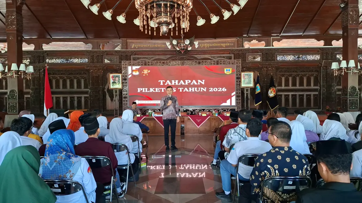 PAPARAN: Ketua KPU Kabupaten Kudus Ahmad Amir Faisol memaparkan materi Pilketos sebagai bekal para pemilih di Pendapa Kabupaten Kudus, Selasa (28/7). (ANDIKA TRISNA SAPUTRA/RADAR KUDUS)