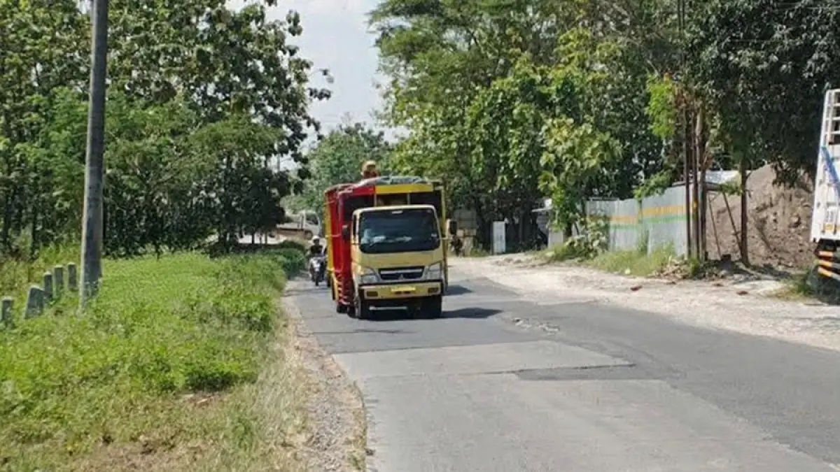 RUSAK: Kerusakan Ruas Jalan Kunduran-Ngawen-Blora yang merupakan jalan provinsi. (ARIF FAKHRIAN KHALIM/RADAR KUDUS)