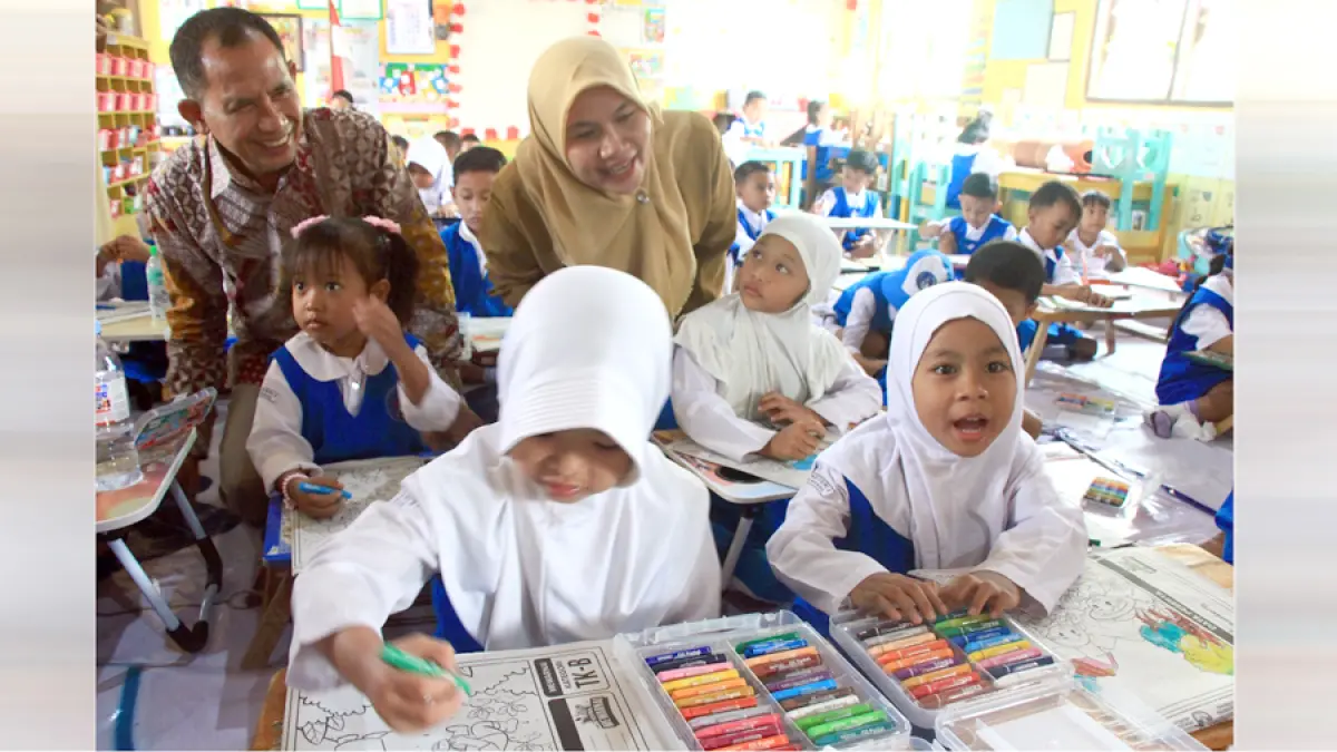 SEMANGAT: Direktur Jawa Pos Radar Kudus Baehaqi didampingi Pengawas TK saat meninjau pelaksanaan penyisihan Festival Mewarnai di TKN 2 Rembang kemarin. (WISNU AJI/RADAR KUDUS)