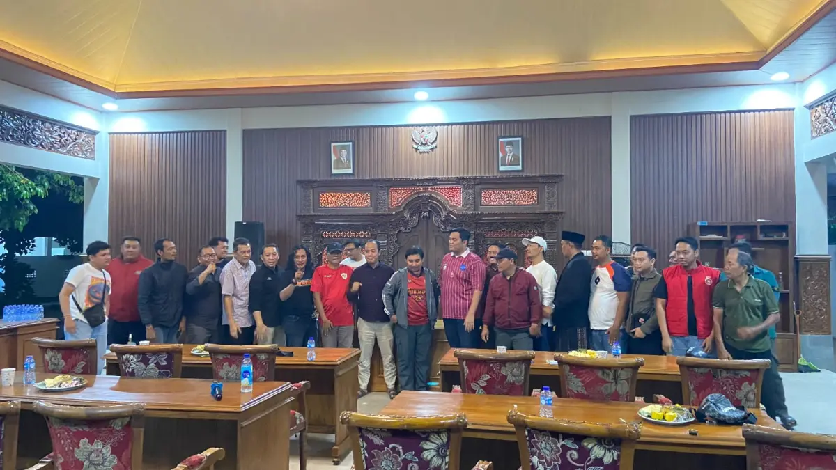 SETIA: Perwakilan suporter beserta Wabup Jepara M Ibnu Hajar sepakat untuk mendukung Persijap tetap eksis di Jepara, pertemuan ini dilakukan pada Minggu (26/7) malam. (AGUS CUMEZ UNTUK RADAR KUDUS)&nbsp;