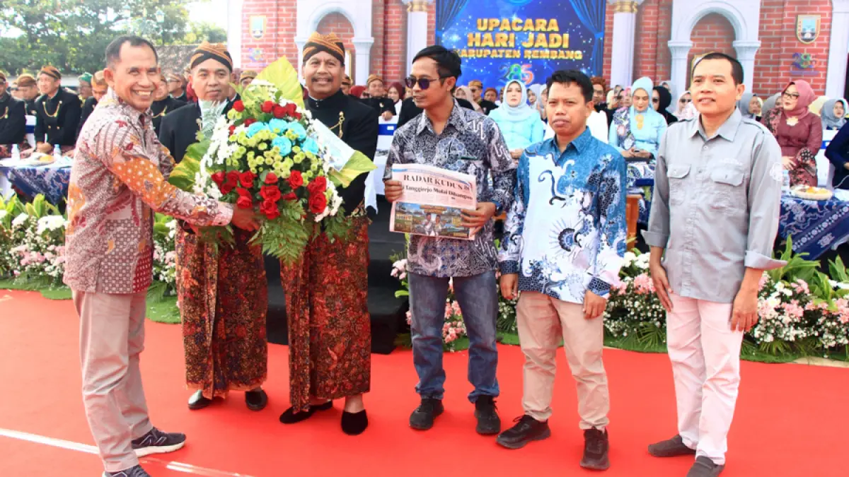 SINERGI: Bupati Rembang Harno (tiga dari kiri) didampingi Ketua DPRD Abdul Rouf (dua dari kiri) menerima karangan bunga dari Direktur Radar
Kudus Baehaqi bersama tim usai upacara Hari Jadi Kabupaten Rembang. (WISNU AJI/RADAR KUDUS