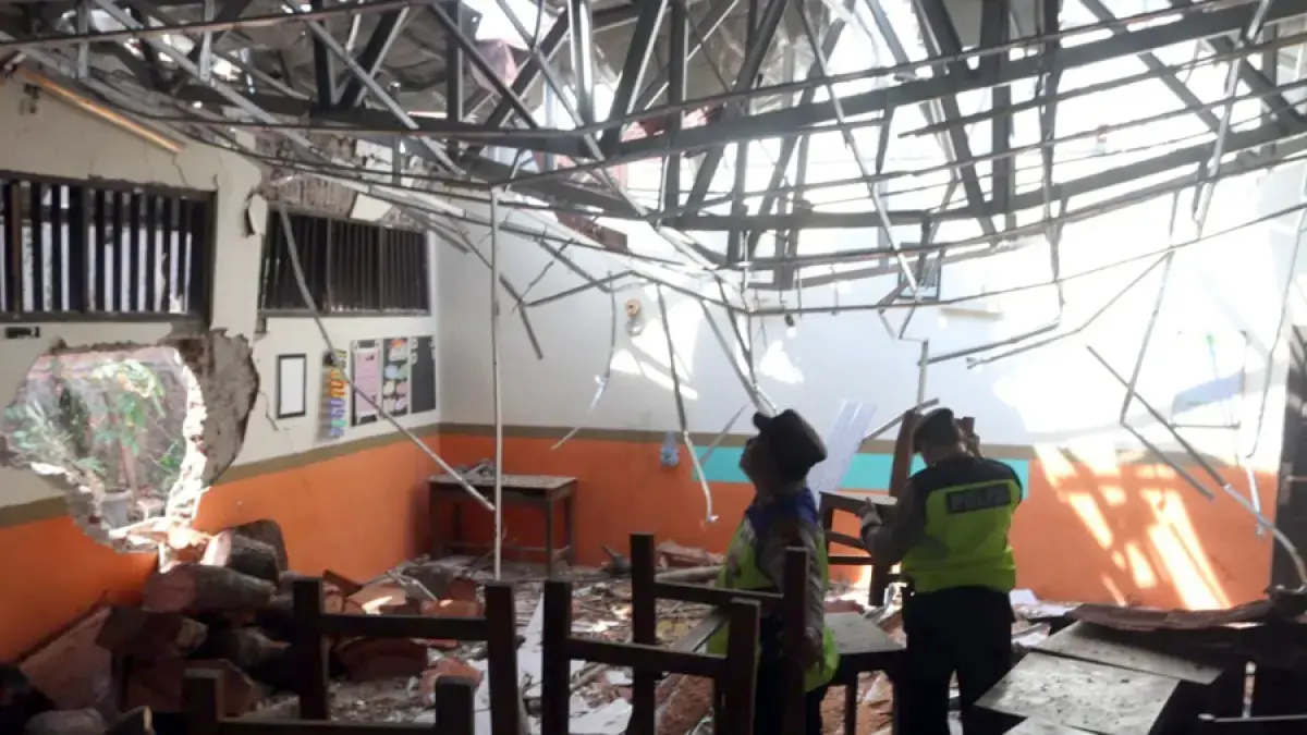 Suasana ruang kelas&nbsp;SDN Sendangmulyo 03, Kecamatan Tembalang usai ambruk tertimpa pohon, Selasa (28/7/2026). (NUR CHAMIM/JAWA POS RADAR&nbsp;SEMARANG)