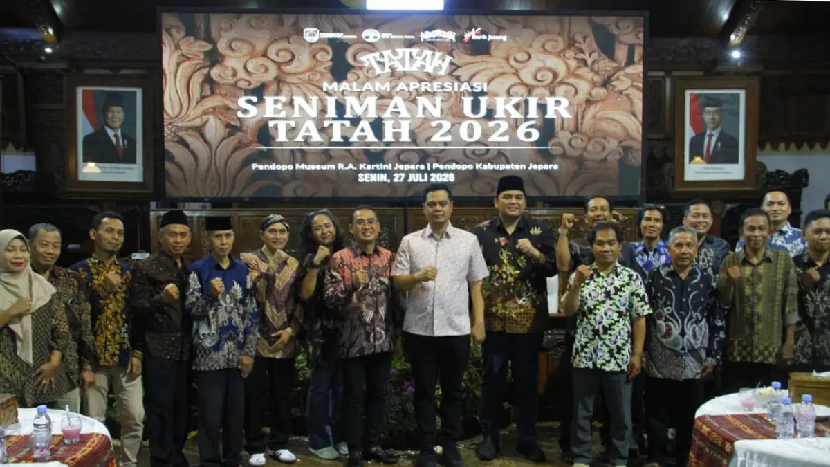 SUPPORTIF: Bupati Jepara Witiarso Utomo beserta jajaran memberikan apresiasi terhadap para seniman Pameran Tatah di Pendopo Kartini Jepara pada Senin (27/7) malam. (FIKRI THOHARUDIN/RADAR KUDUS).