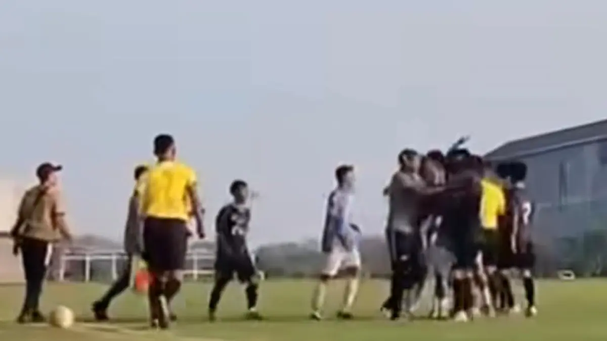 Tendangan Kungfu di Piala Soeratin U-17 saat Laga Safin Pati vs BJL 2000.