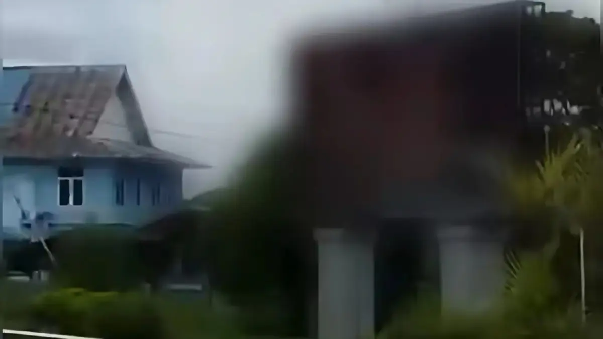 Video viral yang menampilkan videotron di salah satu jalan di Kabupaten Melawi, Kalbar, menayangkan video porno. (Istimewa)