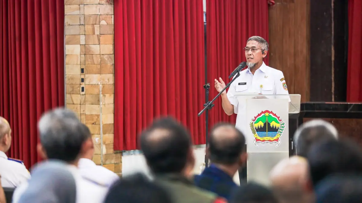 BERI ARAHAN: Sekretaris Daerah (Sekda) Provinsi Jawa Tengah, Sumarno, menekankan bahwa diklat ini bukan sekadar edukasi lalu lintas biasa, melainkan menyangkut urat nadi perekonomian daerah.
