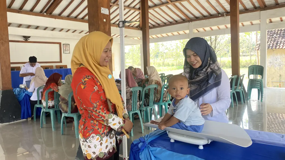 BEROBAT: Ibu-ibu mengantarkan anaknya periksa kesehatan di kegiatan CKG Puskesmas Puledagel di Balai Desa Geneng 