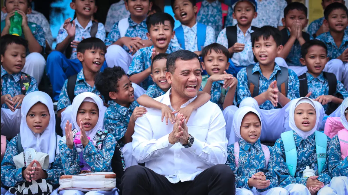 Gubernur Ahmad Luthfi meninjau SDN 03 Sendangmulyo, Semarang, usai insiden robohnya ruang kelas. Pemprov Jateng menyiapkan bantuan dan mempercepat revitalisasi, sekaligus meminta seluruh kepala daerah memetakan bangunan sekolah yang rawan.