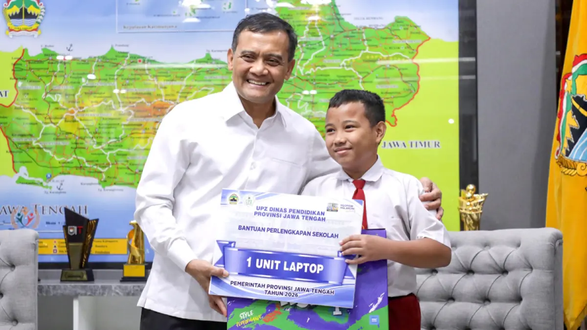 Gubernur Jawa Tengah, Ahmad Luthfi, memberikan apresiasi berupa satu unit laptop kepada siswa SD Negeri 3 Genengsari, Kecamatan Kemusu, Kabupaten Boyolali, Ibrahim Al Abrar.