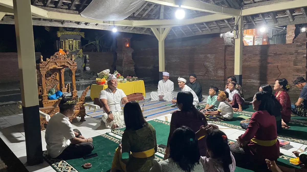 HANGAT: Usai prosesi sembahyang, Kajari Jepara Agung Bagus Kade Kusimantara, memberikan wejangan kepada para umat. (PHDI JEPARA UNTUK RADAR KUDUS)&nbsp;