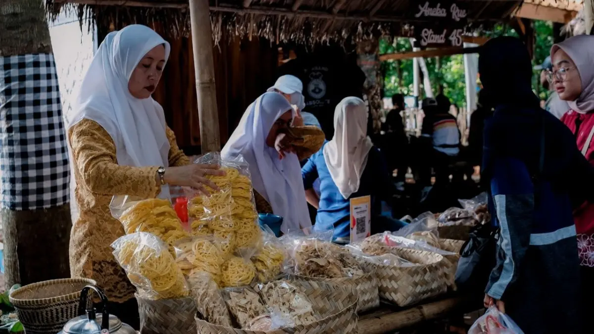 membeli oleh oleh ketika bepergian (pexels)