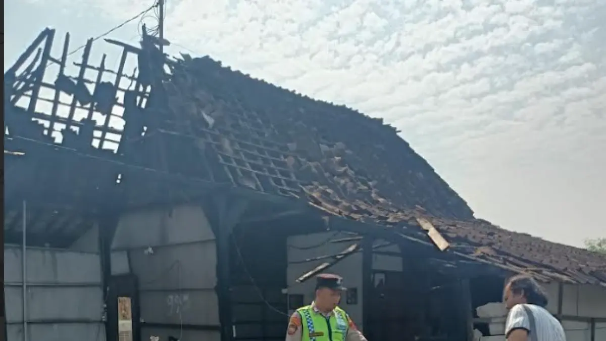 OLAH TKP: Anggota Polsek Toroh melakukan olah tempat kejadian perkara (TKP) di rumah warga yang terbakar di Desa Pilangpayung, Kecamatan Toroh, Rabu (29/7).