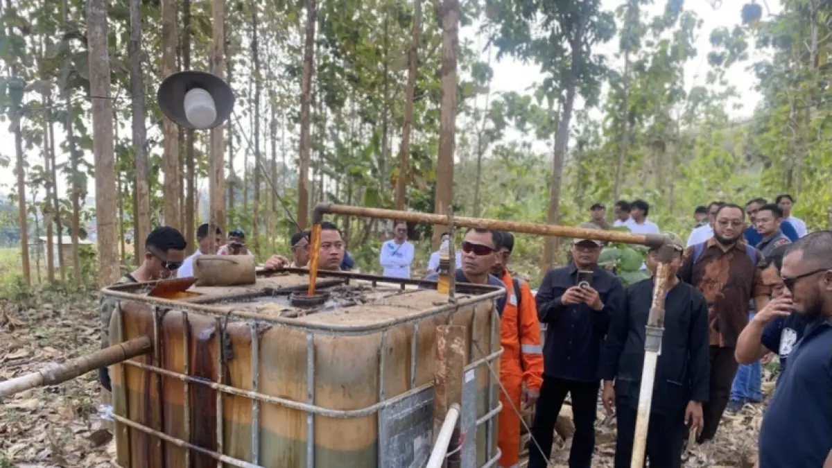 PEMANTAUAN : Tim Bareskrim Polri meninjau pengeboran sumur minyak rakyat di Desa Plantungan