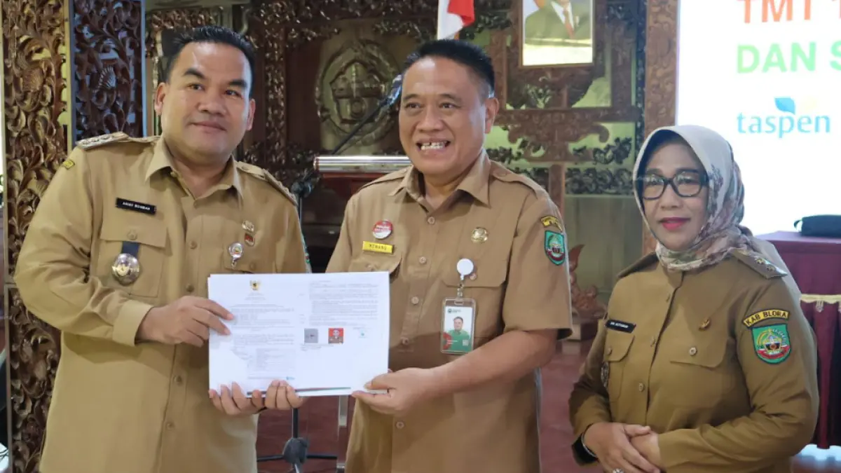 PENSIUN: Bupati Blora Arief Rohman bersama Wakil Bupati Sri Setyorini menyerahkan SK Purna Tugas kepada Sekda Blora Komang Gede Irawadi. Posisi Sekda akan diisi penjabat sementara mulai 1 Agustus. (ARIF FAKHRIAN KHALIM/RADAR KUDUS)