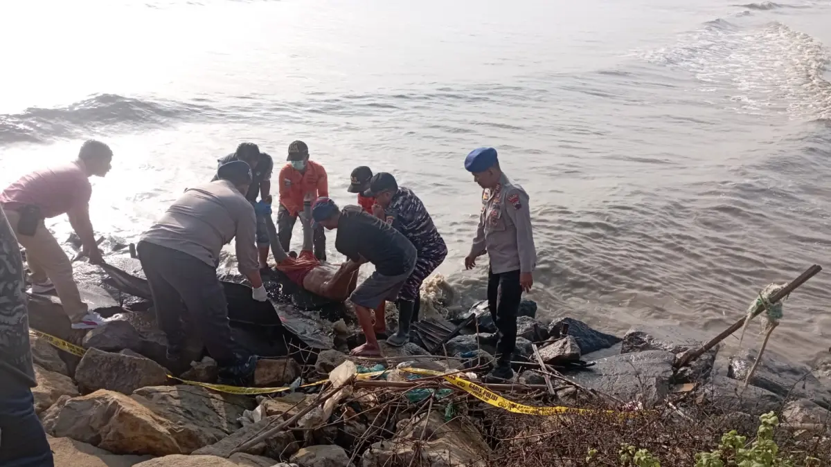 SATPOLAIRUD UNTUK RADAR KUDUS

EVAKUASI: Warga mengevakuasi jasad pria tanpa identitas yang ditemukan pesisir Tasikagung Rembang.