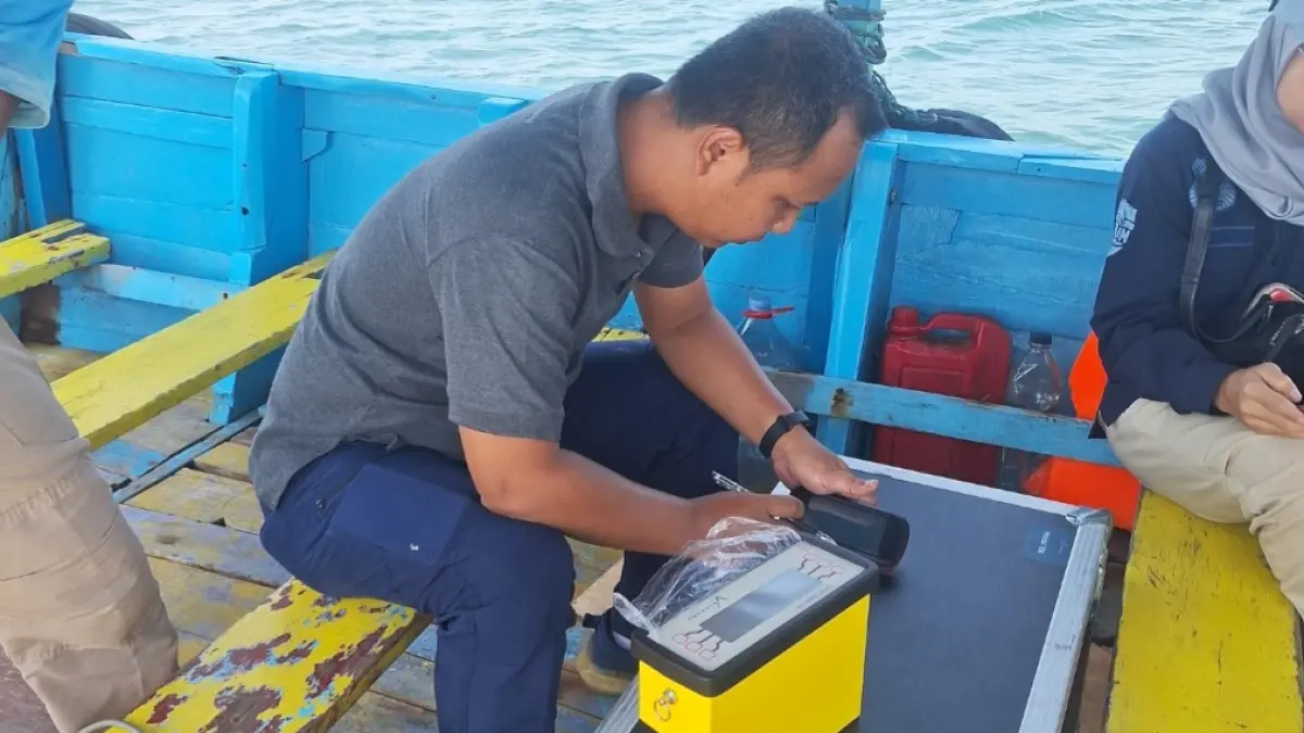 TELITI: Tim investigasi sedang melakukan sampling di lokasi kapal tongkang tenggelam, pada Rabu (29/7).