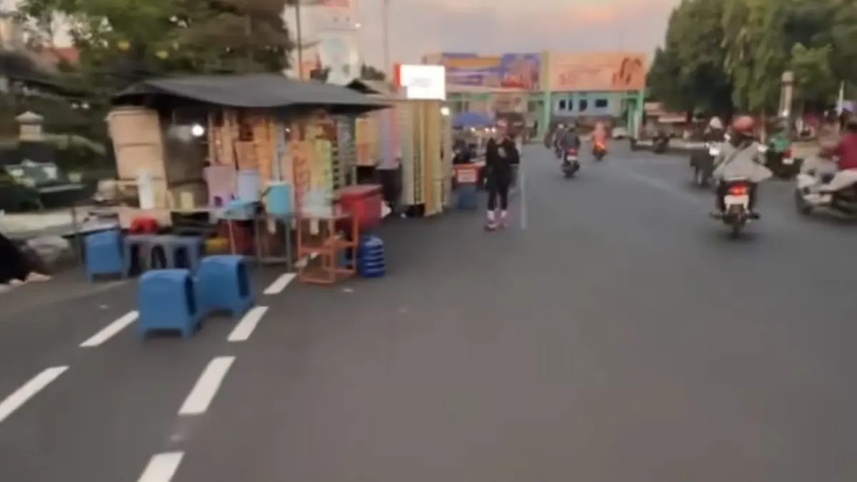 TERHALANG: PKL di kawasan Alun-alun Simpang Tujuh Kudus menghalangi jalur sepeda yang baru jadi, belum lama ini. (TANGKAPAN LAYAR AKUN TIKTOK)