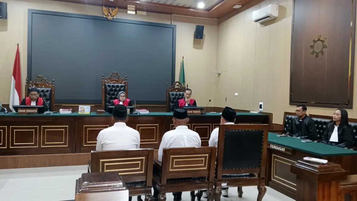 Tiga terdakwa kasus kebakaran sumur rakyat di Desa Gandu menjalani sidang tuntutan di Pengadilan Negeri Blora