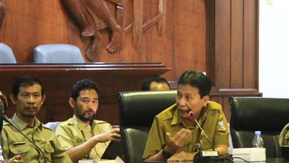 WISNU AJI/RADAR KUDUS

ADU ARGUMENTASI: Sekretaris Daerah (Sekda) Rembang Fahrudin adu argumentasi saat audiensi polemik seleksi JPTP di Rembang baru-baru ini.