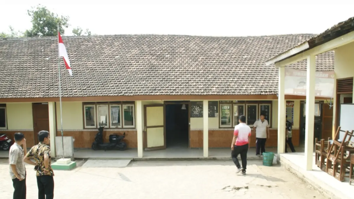 ASESMEN: Disdikpora Kabupaten Jepara tengah melakukan tinjauan di lokasi SDN 1 Tedunan yang atapnya ambrol.&nbsp;(FIKRI THOHARUDIN/RADAR KUDUS)