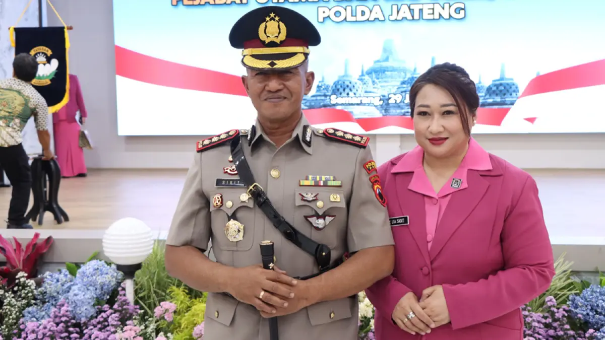 BERDIRI: Kombes Pol Sigit menghadiri Sertijab serah terima jabatan di Gedung Borobudur Mapolda Jawa Tengah, Rabu (29/7). (HUMASRESTA PATI UNTUK RADAR KUDUS)