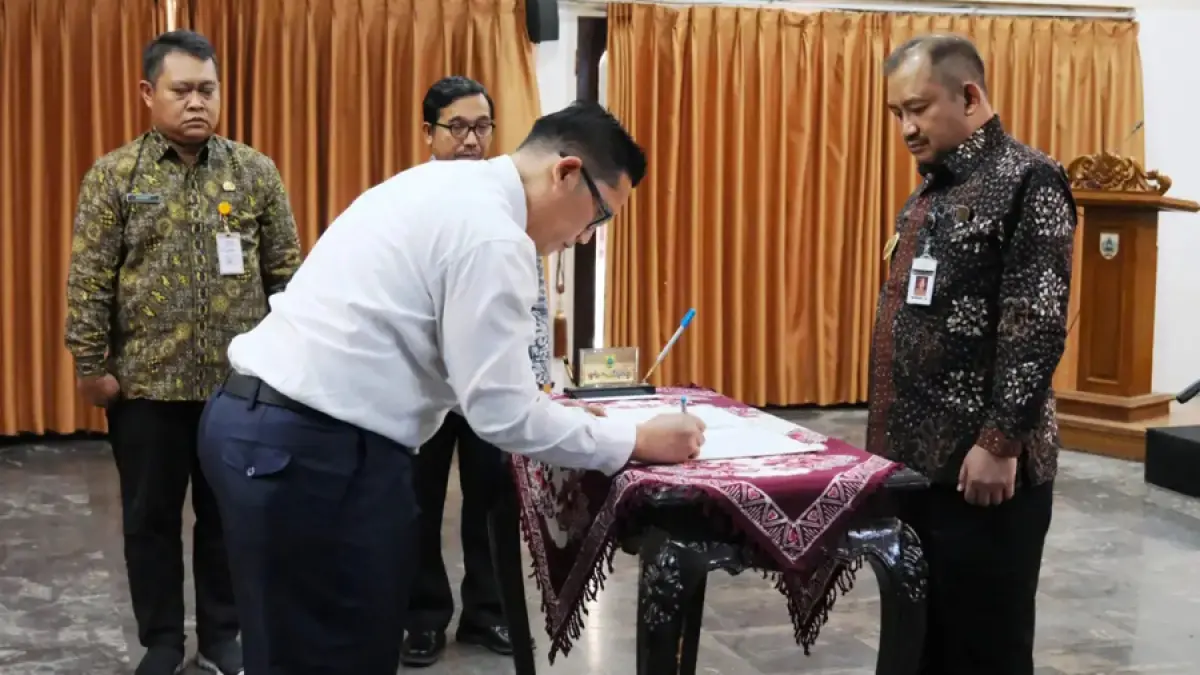 Bupati Pemalang Anom Widiyantoro (kanan). (Pemkab Pemalang)