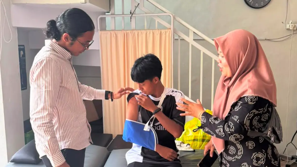 CEO Safin Pati Sports School, Rafi Rizqullah Arifin saat menjenguk Rama Jangkar korban tendangan
kungfu dari pemain didikan Safin Pati Sports School. (DOK SPSS)