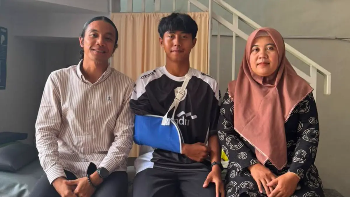CEO Safin Pati Sports School, Rafi Rizqullah Arifin saat menjenguk Rama Jangkar korban tendangan
kungfu dari pemain didikan Safin Pati Sports School. (DOK SPSS)