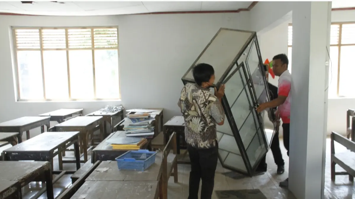 EVAKUASI: Sejumlah guru dan tendik SDN 1 Tedunan, Kecamatan Kedung, sedang menyelamatkan perkakas dari kelas yang atapnya ambrol ke ruangan lain, pada Kamis (30/7). (FIKRI THOHARUDIN/RADAR KUDUS)