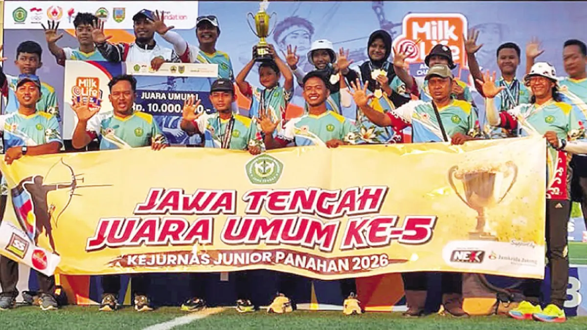 GEMBIRA: Atlet dan ofisial Pengprov Perpani Jateng berselebrasi setelah menjadi juara umum Kejurnas Panahan Junior MLAC di SSA. (GALIH ERLAMBANG W/RADAR KUDUS)