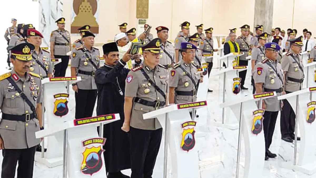JABATAN BARU: 22 pejabat polisi menjalani pelantikan oleh Kapolda Jateng di Mapolda Jateng kemarin. Di antaranya kapolres Kudus dan kapolresta Pati. (POLRES KUDUS UNTUK RADAR KUDUS)