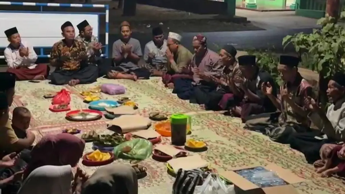 KHIDMAT: Warga menggelar selamatan perbaikan jalan baru di Desa Bringin Kecamatan Batealit pada Kamis (30/7) malam. 