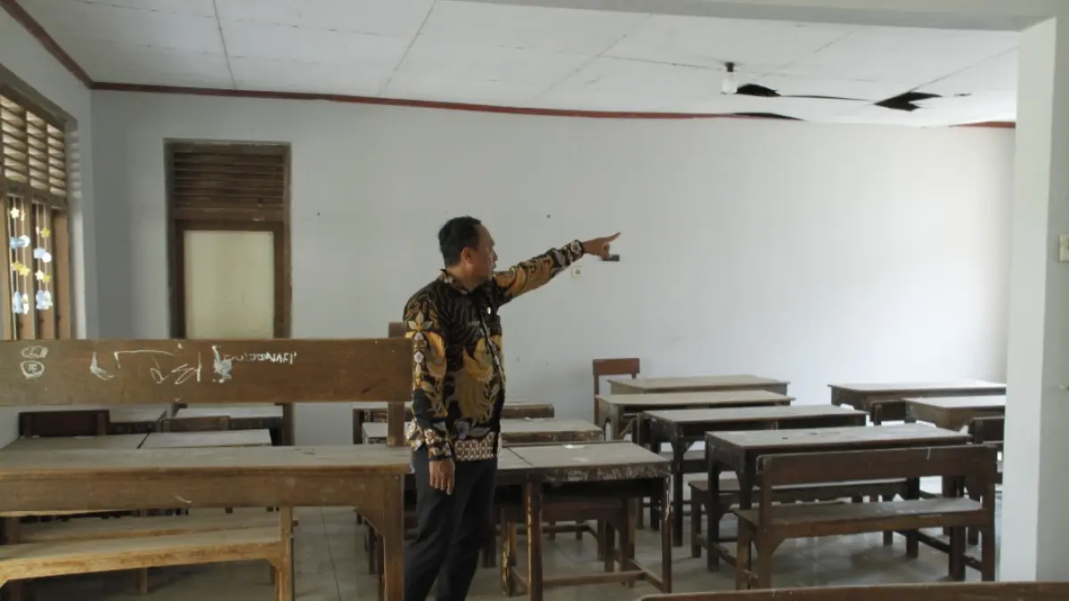 MEMBAHAYAKAN: Kepala SDN 1 Tedunan Kresna menunjukkan ruangan yang ambrol.