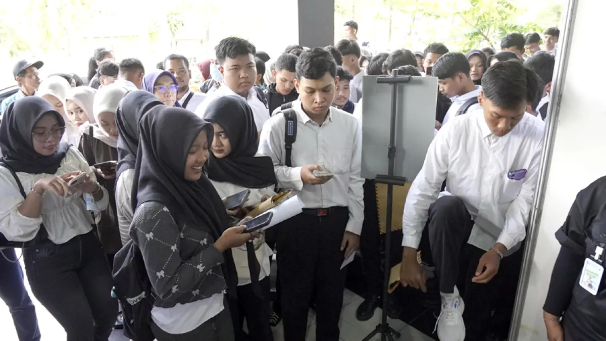 RAMAI: Pelamar kerja mempersiapkan diri mengisi lowongan yang tersedia di Job Fair. (EKO SANTOSO/RADAR KUDUS)