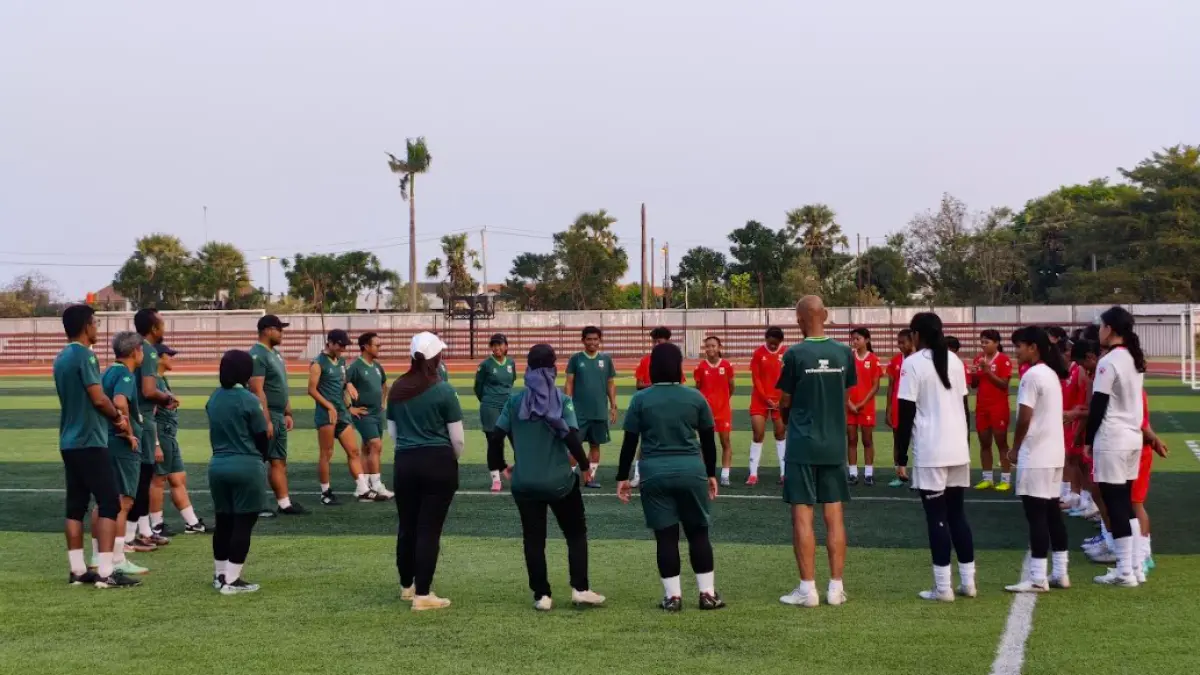 Suasana latihan sore para pemain timnas putri U-16 di Stadion Joyokusumo Pati. (ACHMAD ULIL ALBAB/RADAR KUDUS)
