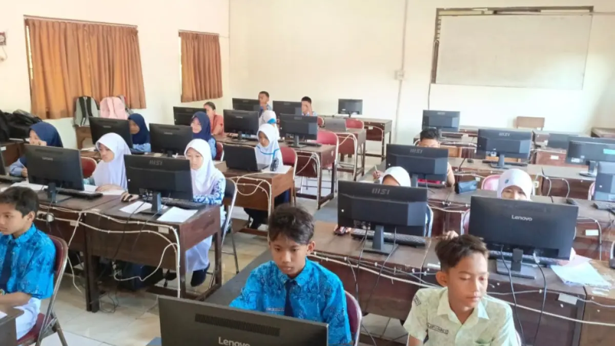TELITI: Para siswa mengikuti seleksi tes bakat skolastik pada Rabu (29/7) di SMPN 2 Jepara.